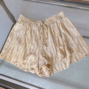 American Eagle size small flowey yellow & white shorts